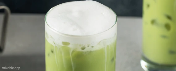 Matcha Latte mit Milchschaum on top